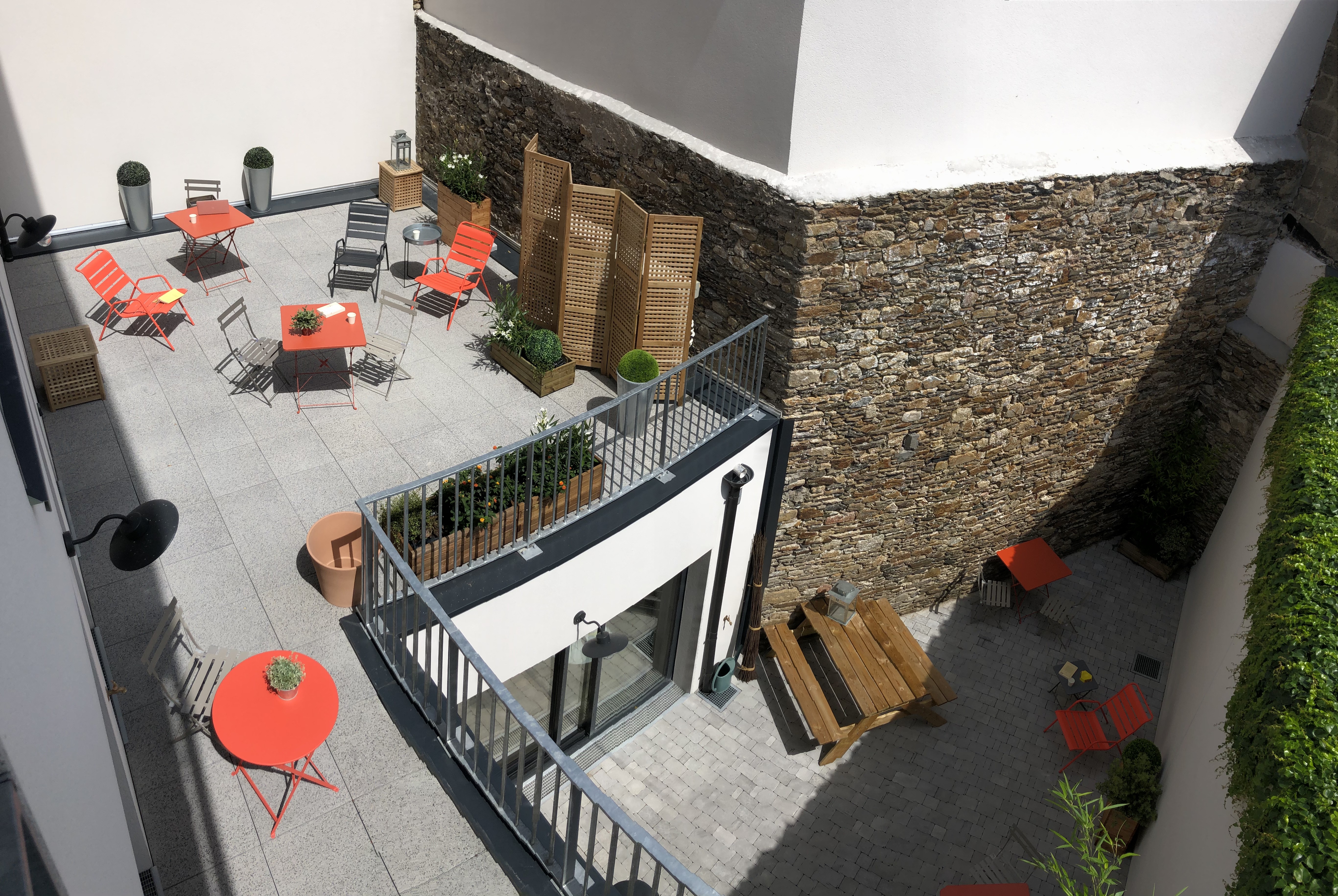 Le coworking Lecorner dispose d'une terrasse végétalisée ainsi que d'un patio orientés plein Sud accessibles à tous les coworkers pour travailler, se détendre ou prendre les repas